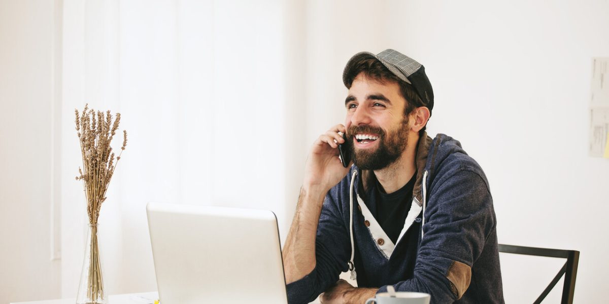 large-portrait-of-man-telephoning-with-smartphone-at-mod-2023-11-27-05-31-21-utc (1) trabalho remoto para o exterior