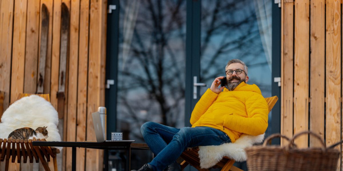 large-mature-man-working-from-cozy-cabin-in-mountains-s-2023-12-13-23-26-52-utc (1) Estratégias para a Retenção de Talentos
