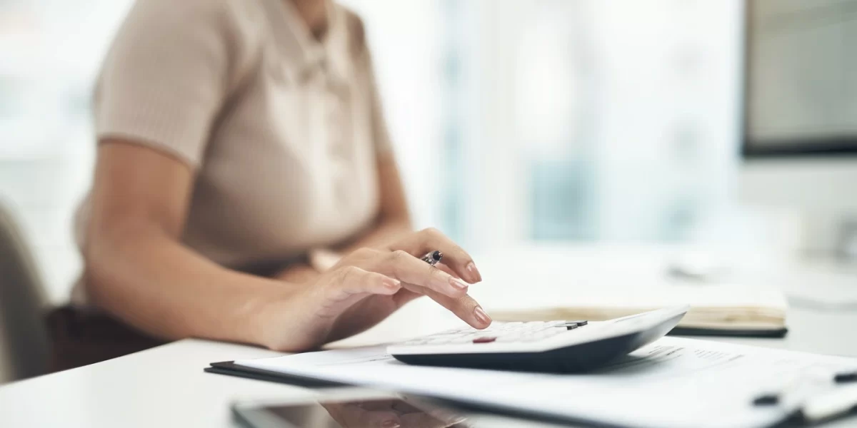closeup-shot-of-an-unrecognisable-businesswoman-ca-2023-11-27-05-09-22-utc terceirização da folha de pagamento