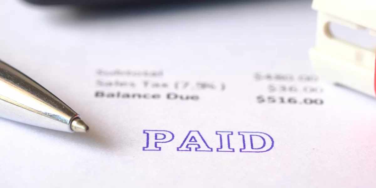 paid-invoice-and-rubber-stamp-on-paper-2023-11-27-04-49-10-utc pagar prestadores de serviços internacionais