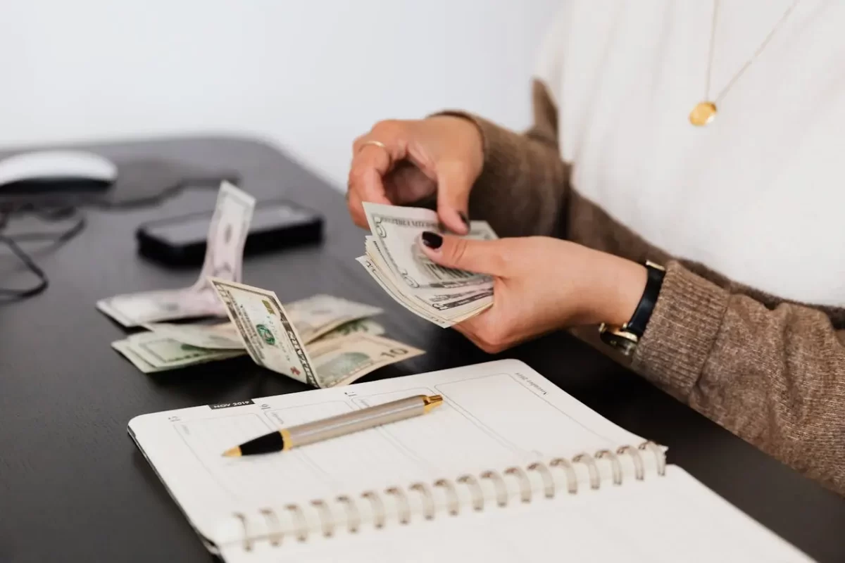 pexels-karolina-grabowska-4475523-min Minimum wage by country
