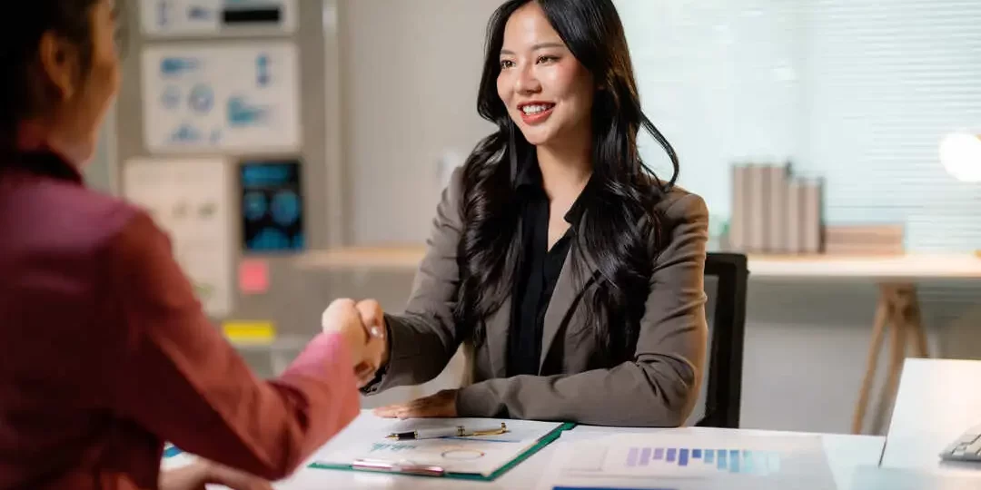 businesswomen-shaking-hands-after-reaching-an-agre-2025-06-10-10-45-29-utc-_2_ Contratações RPA, PJ e CLT